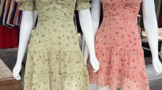 Vestidos modernos e confortáveis na feira da Lua